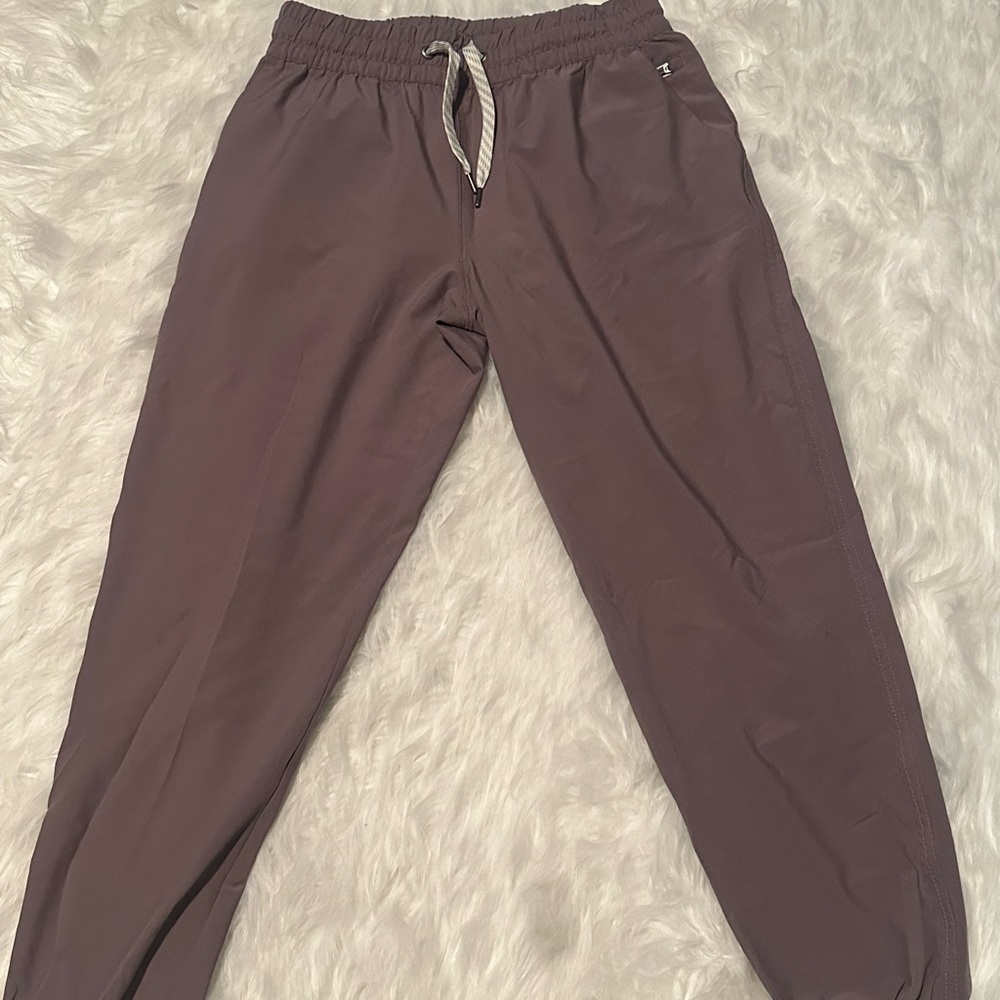 Vuori Women's Joggers in Purple